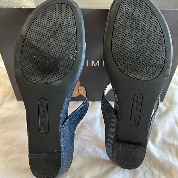 The Limited Women's Navy ‘Indy’ Sandals with silver Accents size 8.5 - Picture 8 of 9